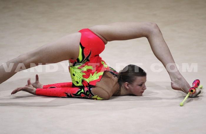Jeunes Gymnastes Féminins Faisant L'arc Avec Les Massues De